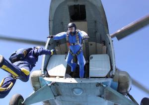 Авиационные спасатели ЗВО отрабатывают прыжковую подготовку в сложных метеоусловиях (Министерство обороны РФ)