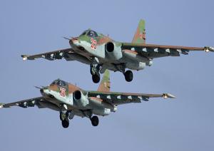 Экипажи штурмовиков Су-25СМ приступили к выполнению полетных заданий в сложных метеоусловиях (Министерство обороны РФ)