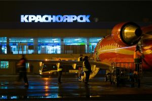 Пассажирский самолет вернулся в аэропорт Красноярска из-за запаха дыма в кабине пилотов (Интерфакс)