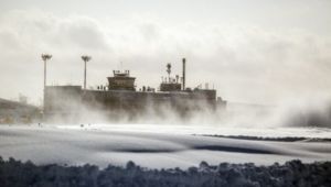 Аэропорт Южно-Сахалинска закрыт до утра среды из-за снегопада (ТАСС)
