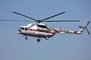 Вертолет МЧС доставляет в Южно-Сахалинск больного 2-летнего ребенка (МЧС Медиа)