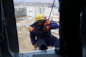 В Приморском крае спасатели МЧС России провели тренировку по десантированию с вертолета (МЧС)