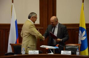 Республика Калмыкия и Авиакомпания Азимут подписали Соглашение о сотрудничестве в развитии пассажирских перевозок (АК 