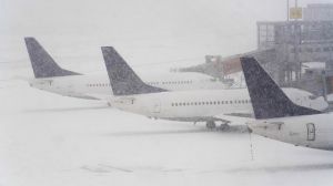 Пассажиров прибывшего в метель в Норильск рейса вывезли из аэропорта на вездеходах (ТАСС)