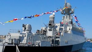 Боевой корабль устроил дуэль с бомбардировщиком в Черном море (Вести.Ru)