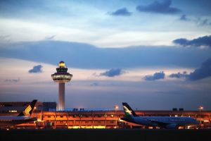 В Сингапуре закрыли одну из двух полос в аэропорту после появления беспилотника (InfoRos)