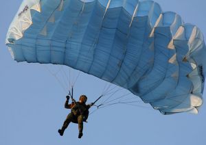 Более 350 десантников прыгнули с парашютами в рамках подготовки к АрМИ-2019 (РИА 