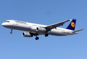 Вернувшийся в Петербург самолет Lufthansa сел штатно, сообщил источник (РИА 