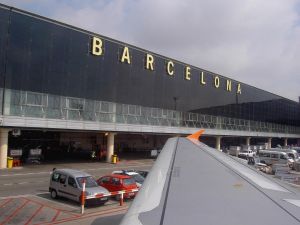 Столкновения происходят около аэропорта Барселоны, задержаны 20 рейсов (РИА 