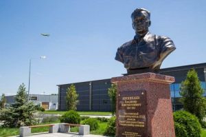 В аэропорту Анапы установили бюст легендарного летчика Владимира Коккинаки (Кубань 24)