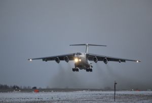 Экипажи стратегических ракетоносцев Ту-95мс отработали плановые полеты с дозаправкой в воздухе (Министерство обороны РФ)