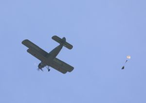 Тульские десантники, готовясь к тактическим учениям, совершили более 400 прыжков с парашютом из самолетов Ан-2 (Министерство обороны РФ)