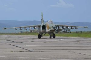 В Забайкалье летчики штурмовиков Су-25 ВВО отработали посадку на условно поврежденный и зараженный аэродром (Министерство обороны РФ)