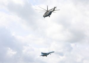 Экипажи транспортных вертолетов Ми-26 ЗВО отработали перевозку крупногабаритных грузов на внешней подвеске (Министерство обороны РФ)