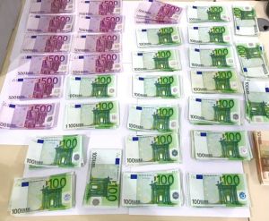 38 тысяч евро обнаружили в ручной клади сотрудники ...