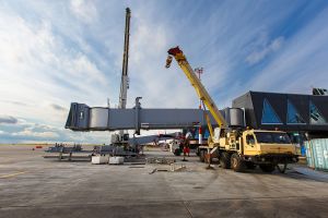 Три телескопических трапа присоединены к новому терминалу аэропорта Новый Уренгой (Аэропорт 
