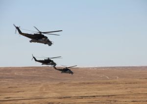 В Забайкалье экипажи ударных вертолетов Ми-24 авиачасти ВВО отрабатывают элементы сложного пилотажа (Министерство обороны РФ)