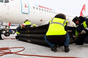 В аэропорту Новый Уренгой прошли аварийно-спасательные учения по эвакуации воздушного судна (Аэропорт "Новый Уренгой")