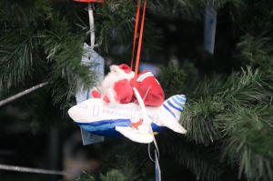 Авиакомпания NordStar открыла новогоднюю елку в аэропорту Норильск и запустила голосование за лучшую елочную игрушку (АК "NordStar")
