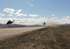Экипажи вертолетов Ми-24 и Ми-8АМТШ авиачасти ВВО выполнили парные полеты в Забайкалье (Министерство обороны РФ)