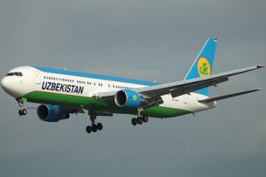 Пассажир UzAirways устроил дебош во время полета из Нью-Йорка в Ташкент (Sputnik Узбекистан)