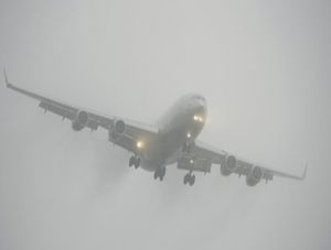 Из-за тумана самолет час кружил над мурманским аэропортом (Вечерний Мурманск)